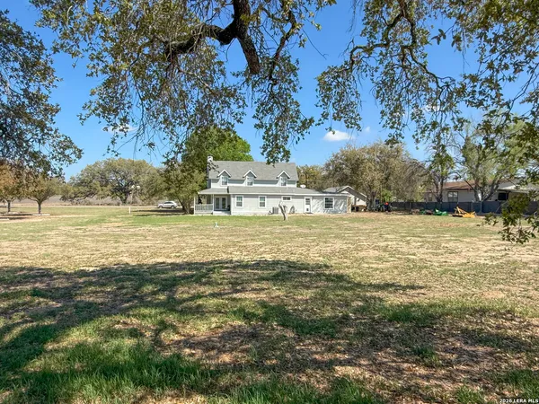 $465,000 | 702 County Road 6612, Devine, TX 78016