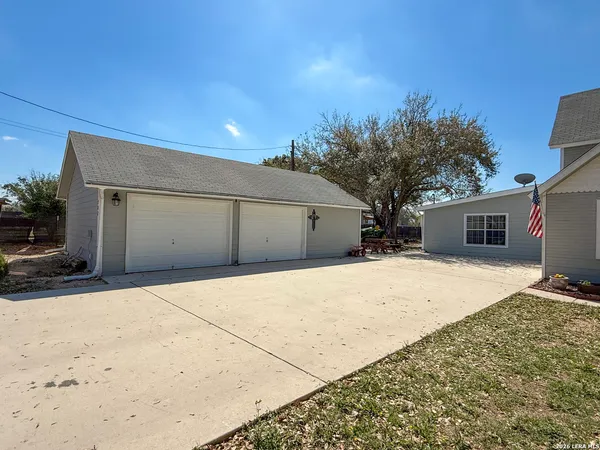 $465,000 | 702 County Road 6612, Devine, TX 78016