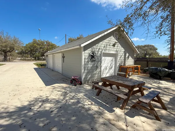 $465,000 | 702 County Road 6612, Devine, TX 78016
