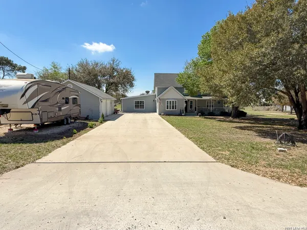 $465,000 | 702 County Road 6612, Devine, TX 78016