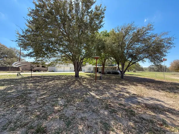 $465,000 | 702 County Road 6612, Devine, TX 78016