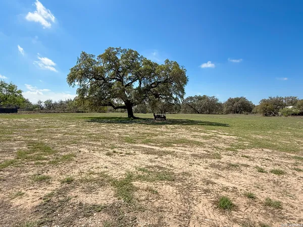 $465,000 | 702 County Road 6612, Devine, TX 78016