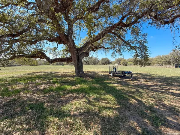 $465,000 | 702 County Road 6612, Devine, TX 78016