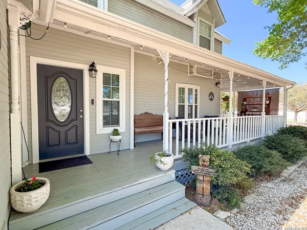 $465,000 | 702 County Road 6612, Devine, TX 78016