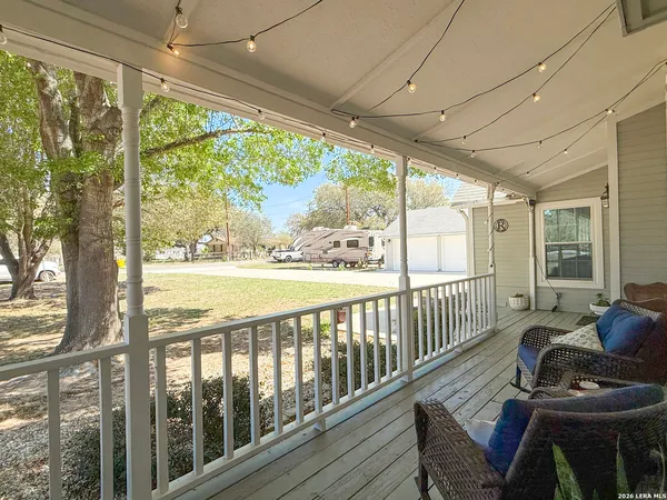 $465,000 | 702 County Road 6612, Devine, TX 78016