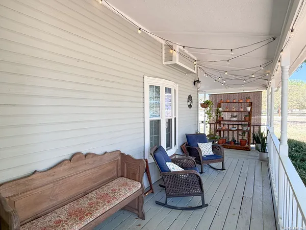 $465,000 | 702 County Road 6612, Devine, TX 78016