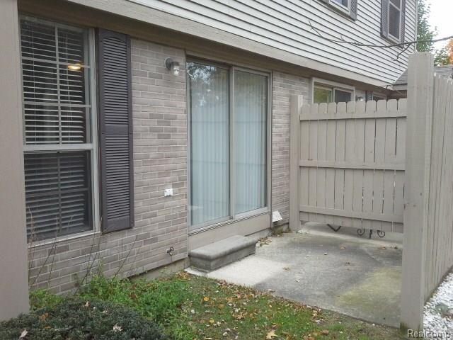 40 Pine Tree Ridge Waterford, MI 48327 - Photo 2 of 23