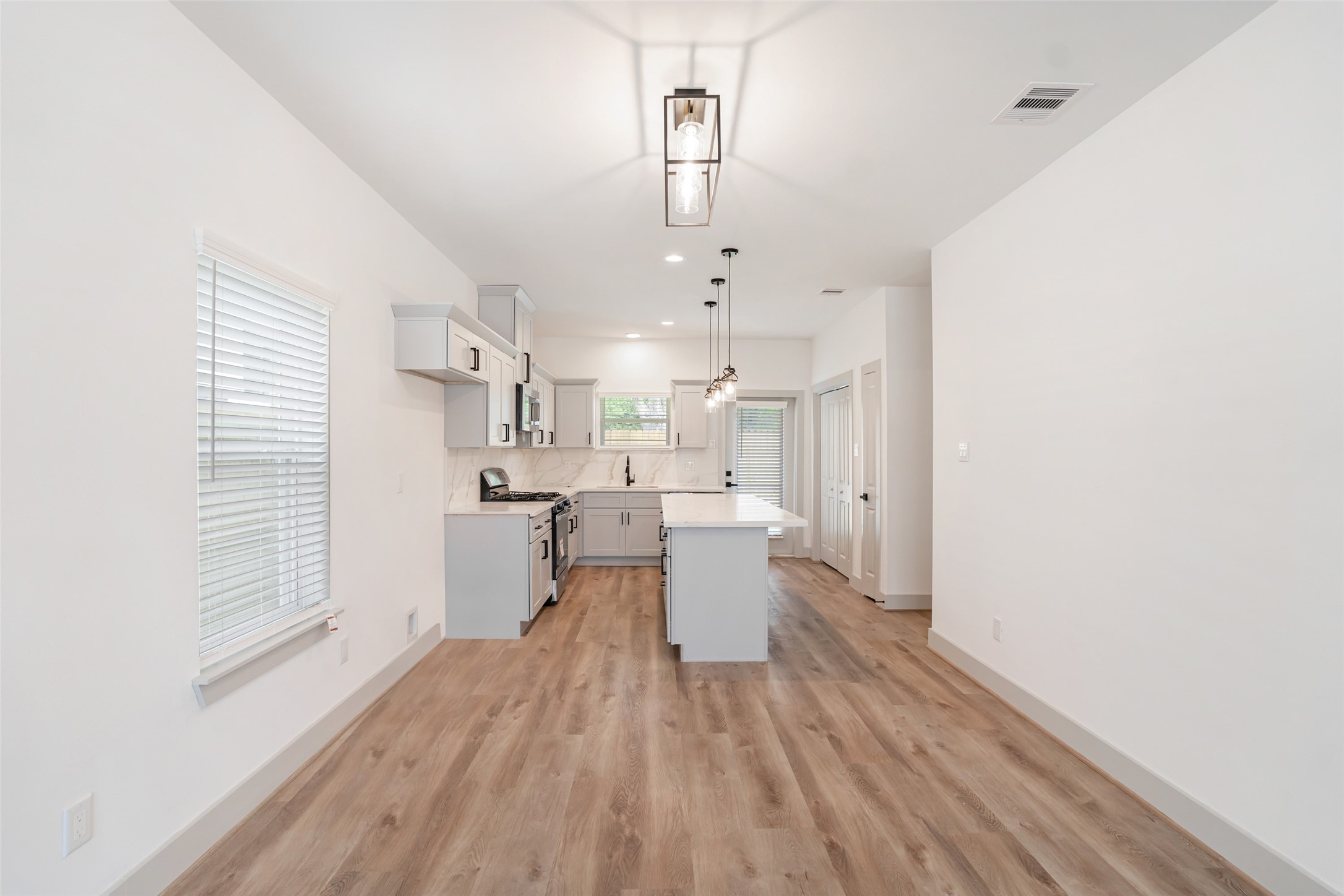 207 Dipping Stream Street Houston, TX 77076 - Photo 2 of 17