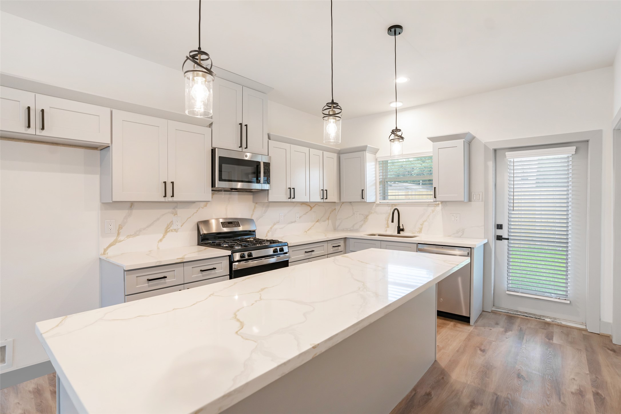 207 Dipping Stream Street Houston, TX 77076 - Photo 4 of 17