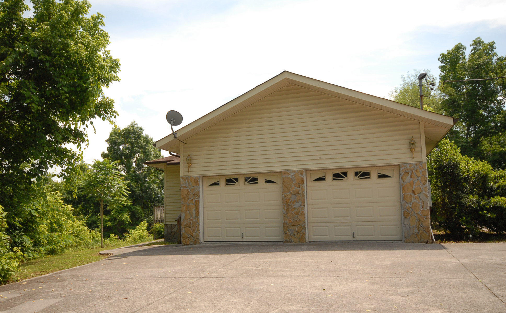 263 Reece Lane Seymour, TN 37865 - Photo 14 of 14 Garage side