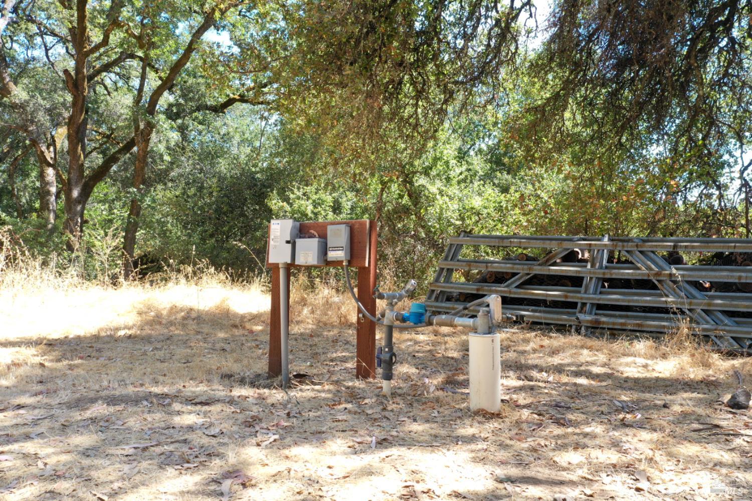 31258 Highway 128 Cloverdale, CA 95425 - Photo 53 of 88 a backyard of a house with table and chairs