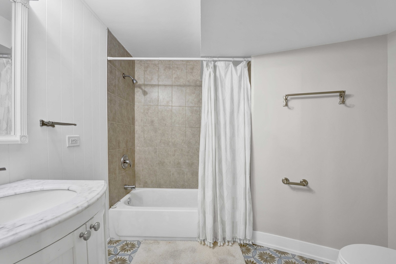 3806 South Indiana Avenue Chicago, IL 60653 - Photo 31 of 35 a bathroom with a sink a toilet and shower