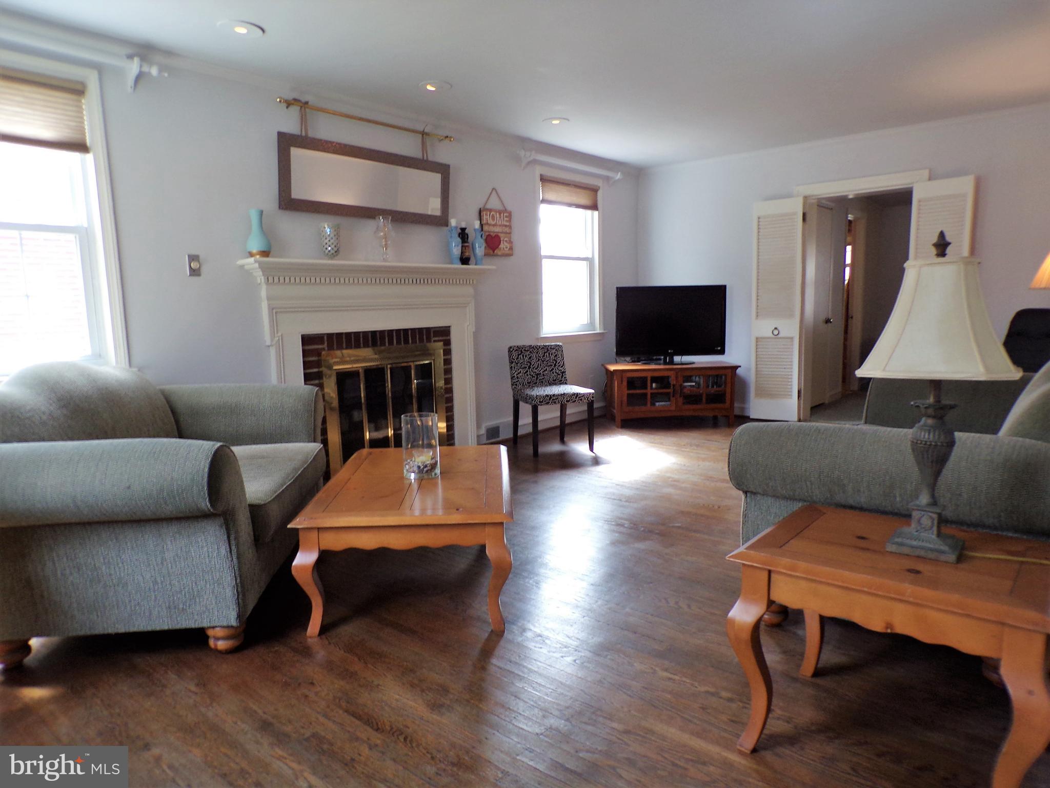 220 Rodmor Road Havertown, PA 19083 - Photo 2 of 23 Spacious living room w/accent lighting!