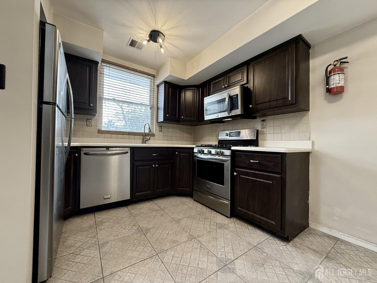 17 Florida Grove Road Keasbey, NJ 08832 - Photo 6 of 13