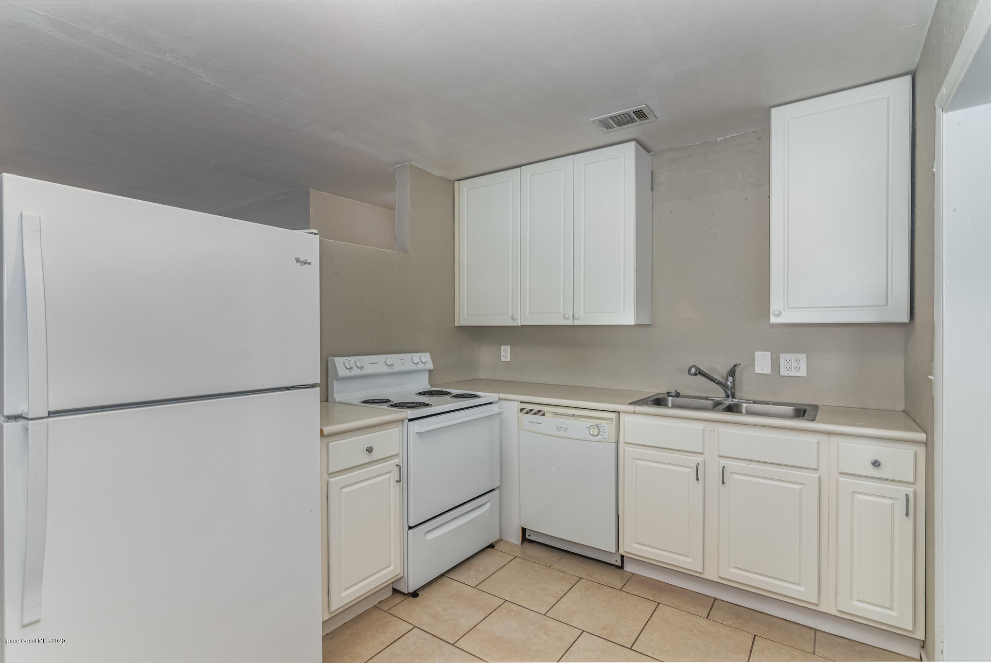 2226 Warwick Road Melbourne, FL 32935 - Photo 10 of 23 DSC_0014
