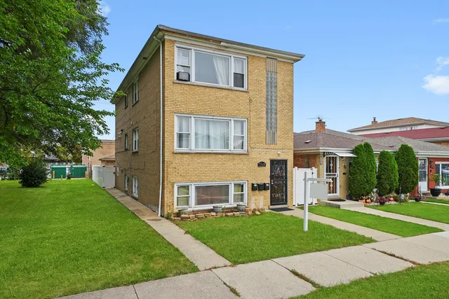 $449,999 | 7524 West 63rd Place, Summit, IL 60501