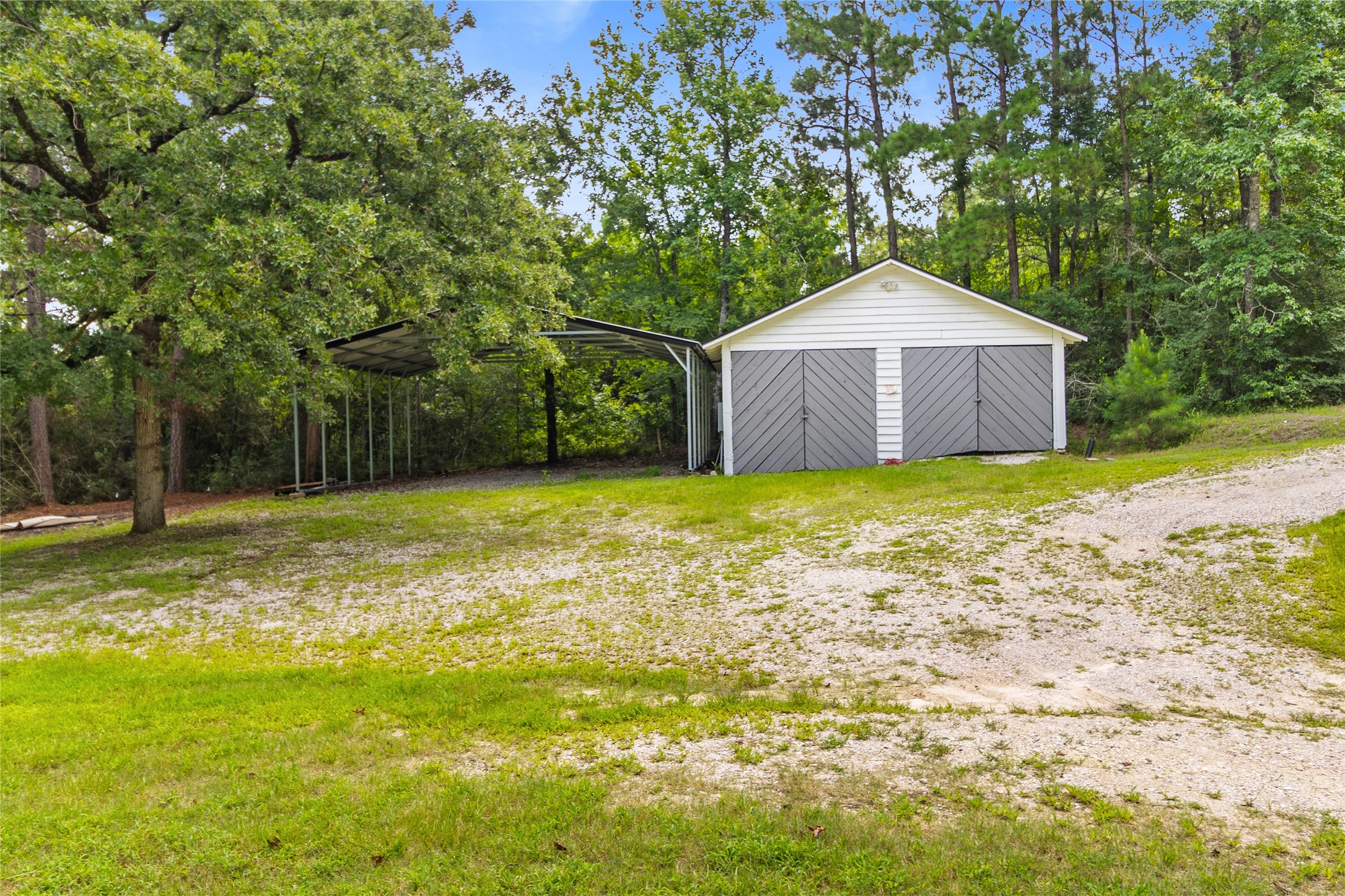 38 Darrell White Road Huntsville, TX 77340 - Photo 33 of 49 a big house with lots of green space