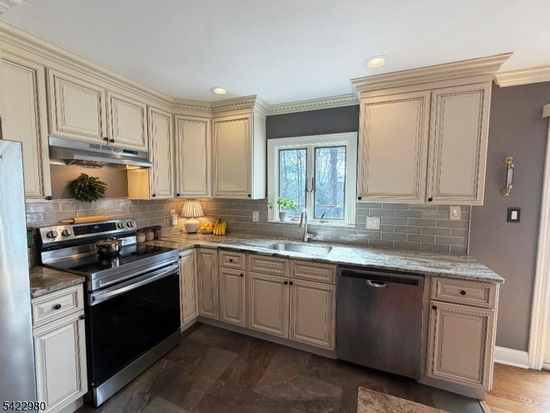 23 Rosemont Road Oak Ridge, NJ 07438 - Photo 3 of 27