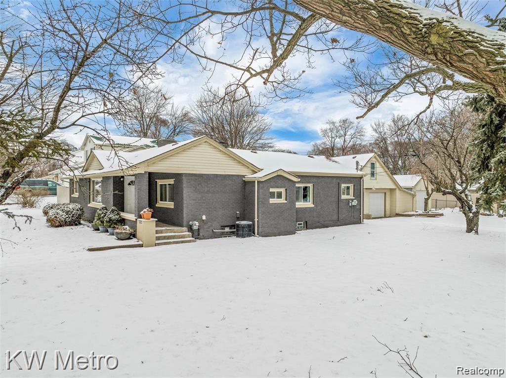 3617 Harrison Avenue Rochester Hills, MI 48307 - Photo 3 of 44