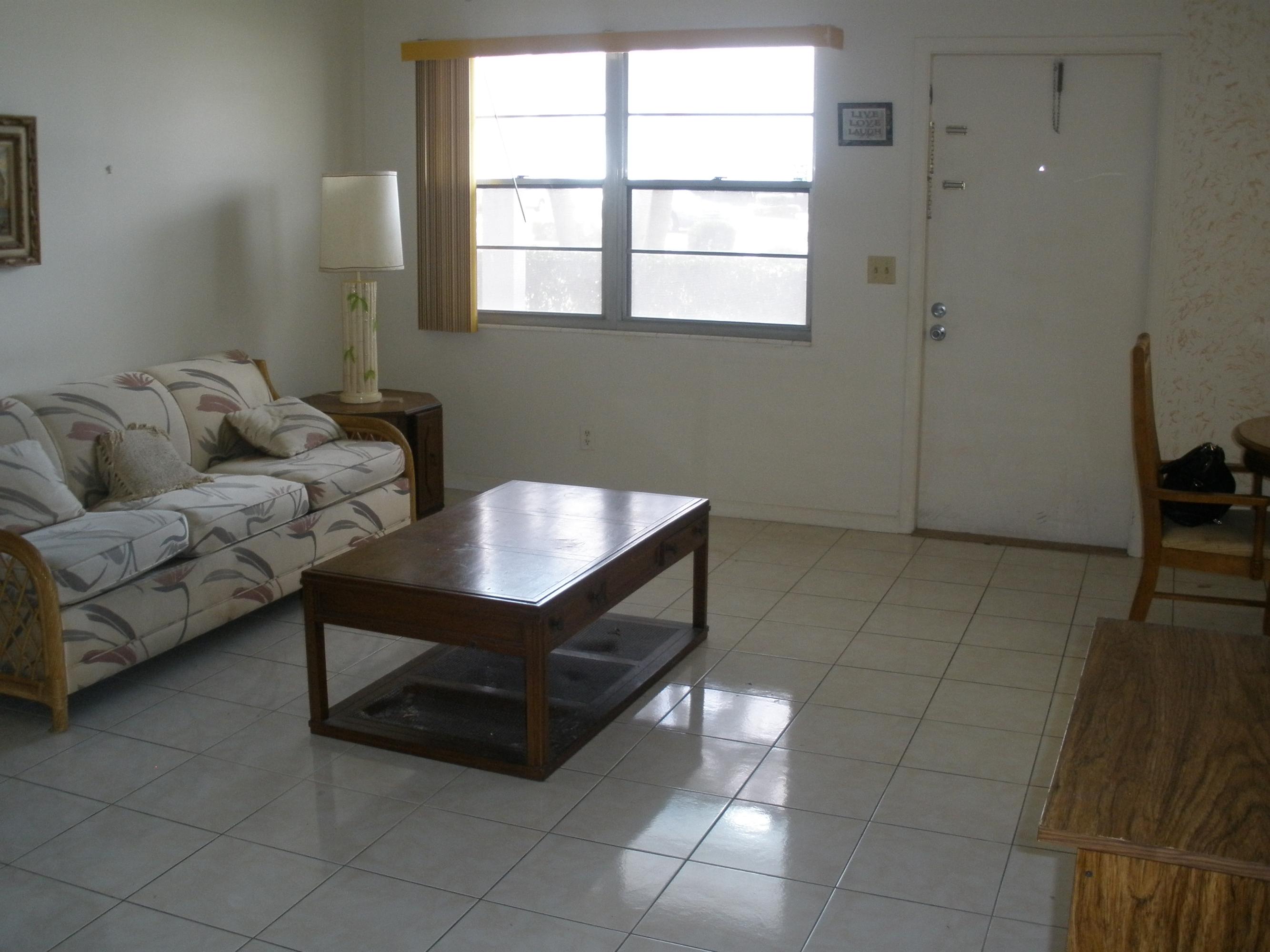 1011 Exeter, Unit A Boca Raton, FL 33434 - Photo 4 of 8 Living Area
