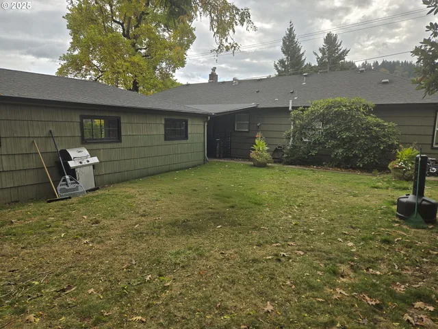 a view of a backyard