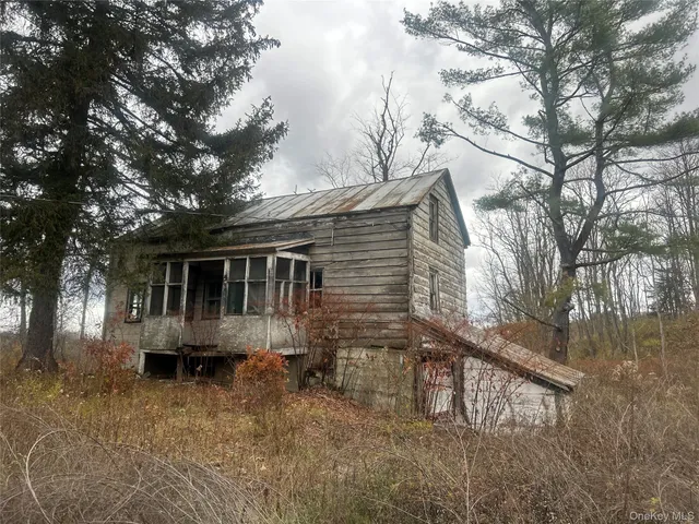 a view of house with a yard