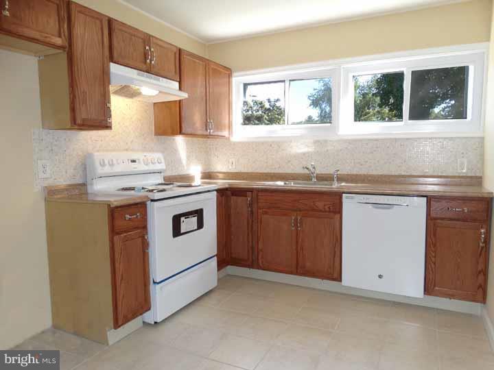 59 Greenbriar Road Levittown, PA 19057 - Photo 5 of 19 Gallery Image 5