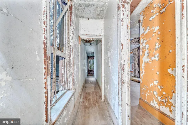 a view of livingroom with furniture