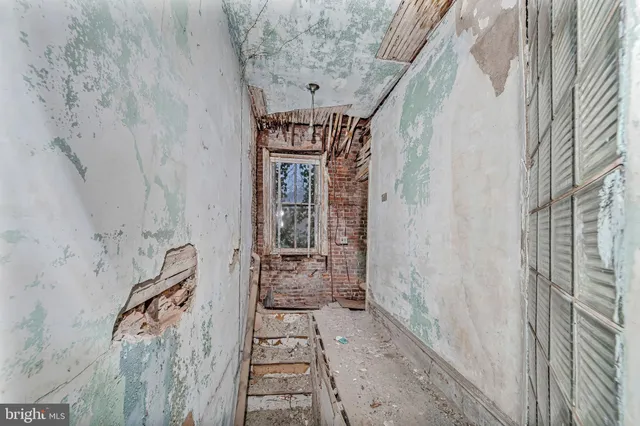 a view of room with a ceiling fan