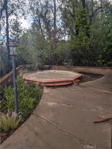 a view of a backyard