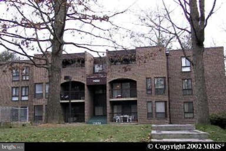 11220 Chestnut Grove Square, Unit 121 Reston, VA 20190 - Photo 2 of 18 Rear View