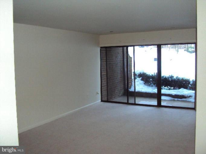 11220 Chestnut Grove Square, Unit 121 Reston, VA 20190 - Photo 4 of 18 Living Room