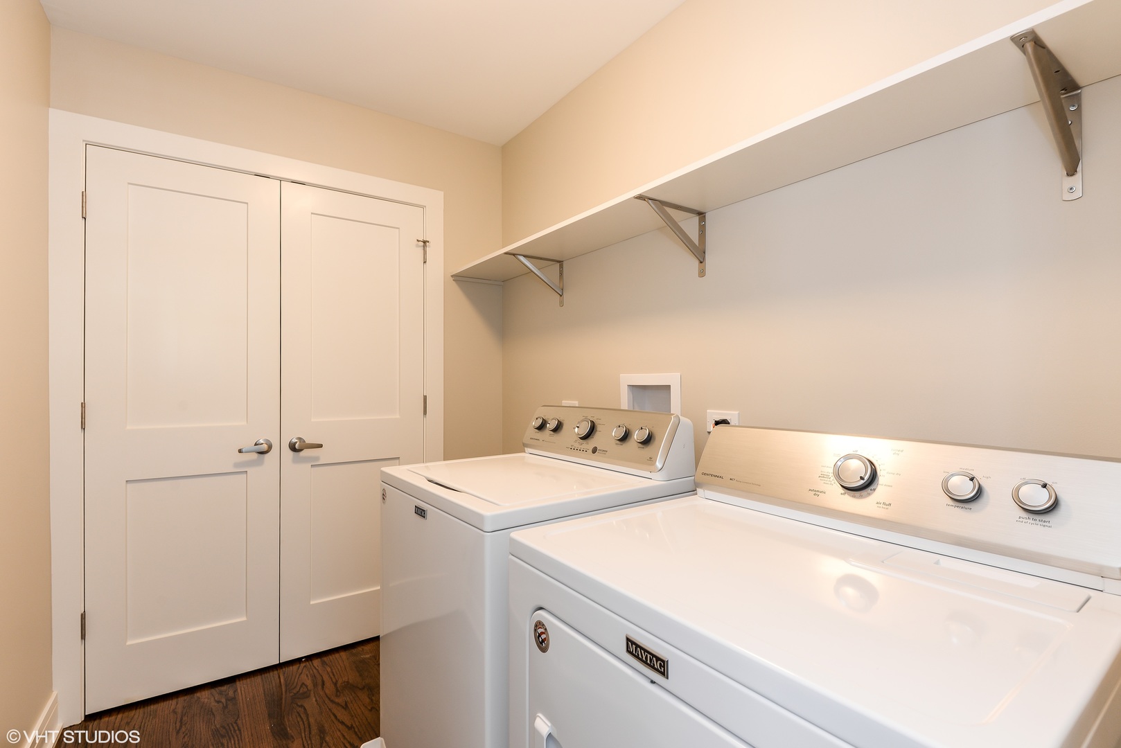 493 Sheridan Road, Unit 402 Evanston, IL 60202 - Photo 7 of 9 a utility room with dryer and washer