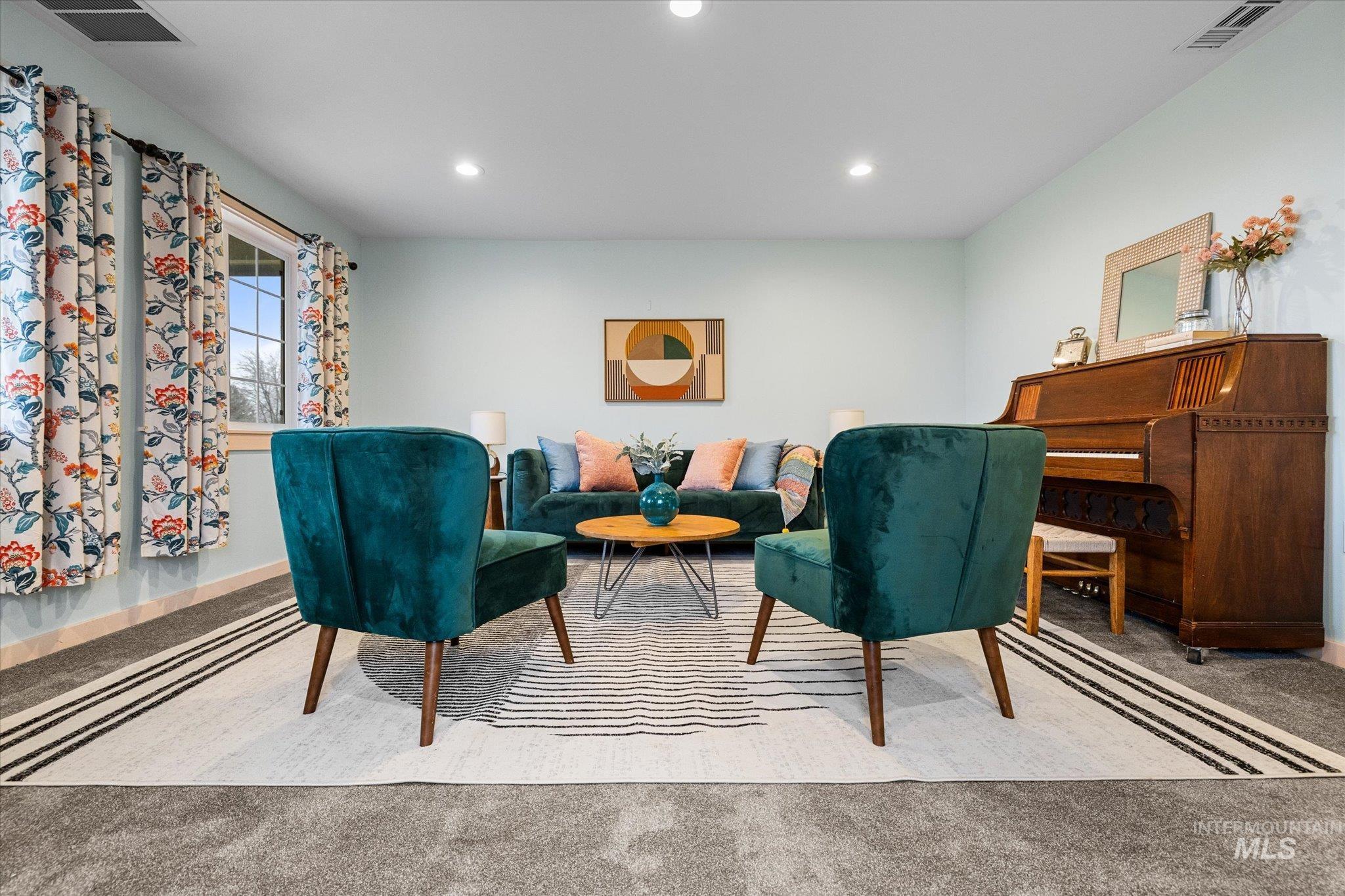 29410 Pearl Road Parma, ID 83660 - Photo 16 of 50 Living area with carpet flooring and recessed lighting