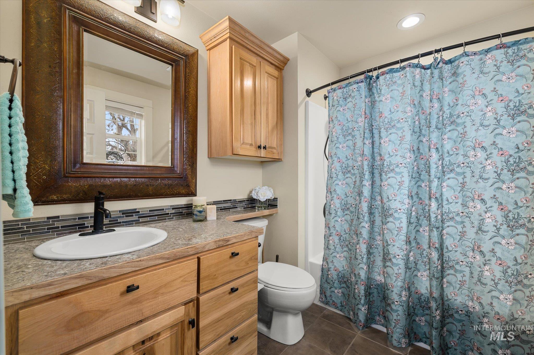 29410 Pearl Road Parma, ID 83660 - Photo 26 of 50 Full bath featuring vanity, shower / tub combo with curtain, dark tile patterned floors, and recessed lighting