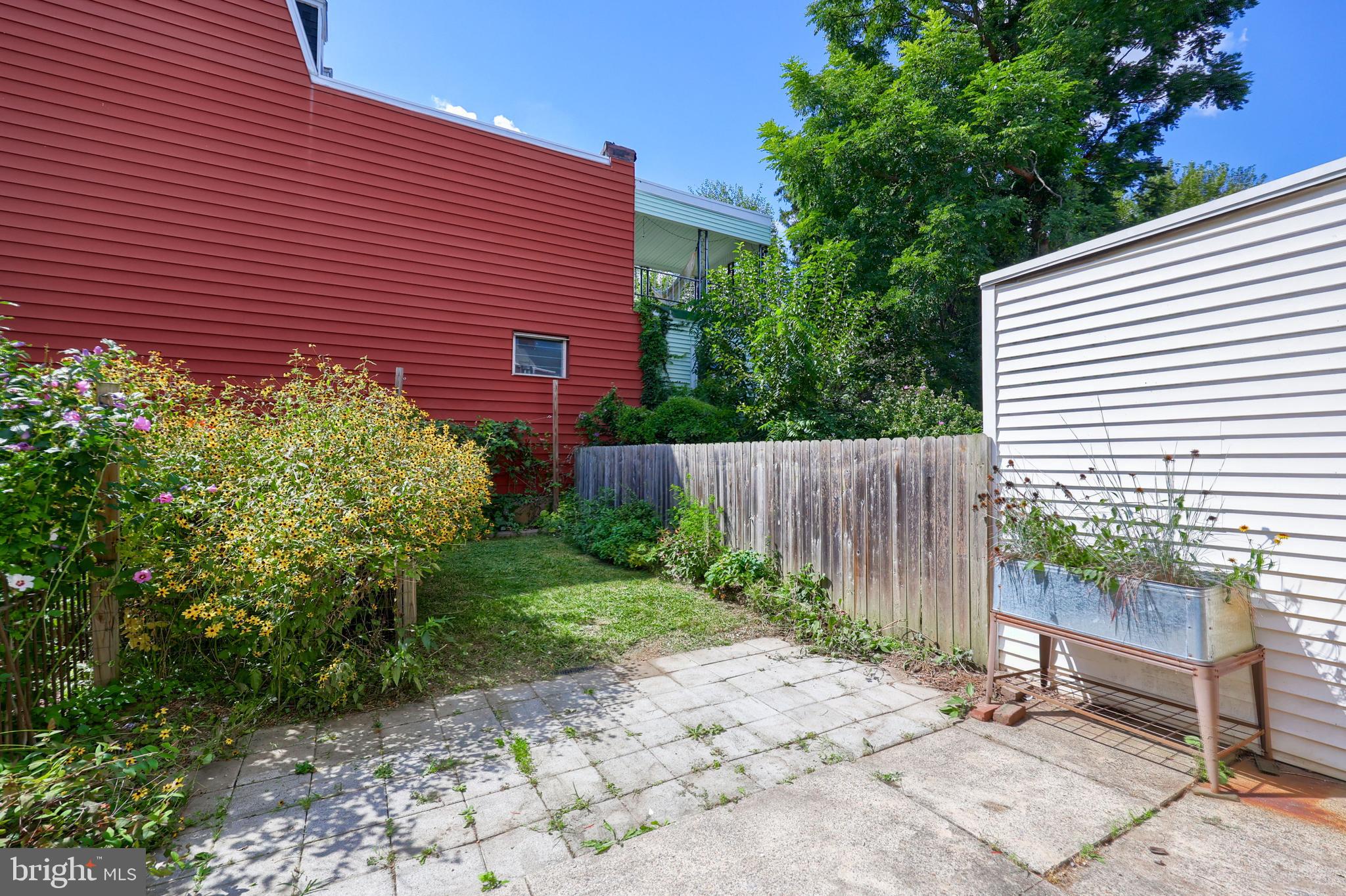 606 North Mary Street Lancaster, PA 17603 - Photo 31 of 33 a view of a house with a yard and plants