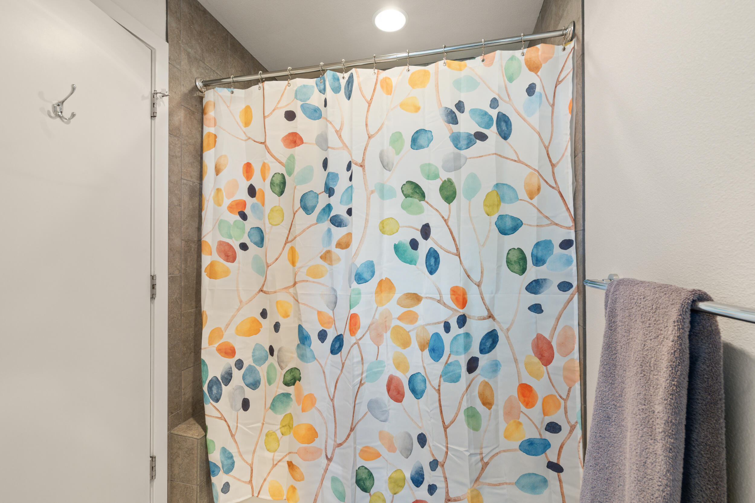 1008 Azure Way Eagle Point, OR 97524 - Photo 33 of 59 a bathroom with a shower curtain