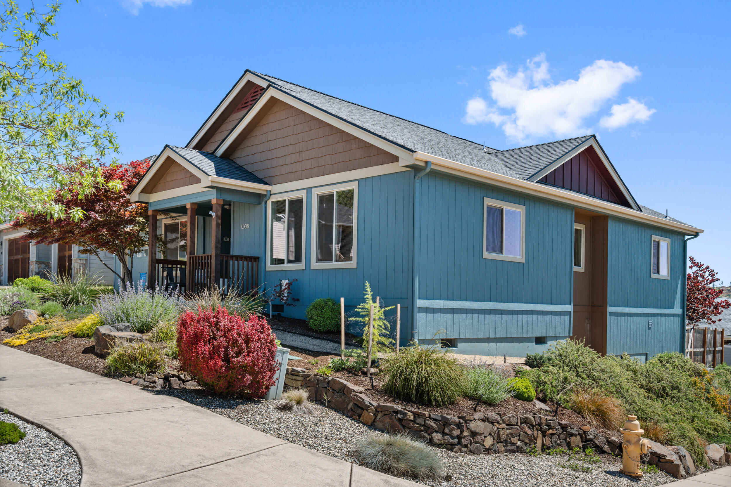 1008 Azure Way Eagle Point, OR 97524 - Photo 7 of 59 a front view of a house