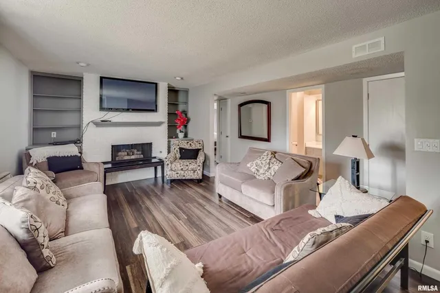 $1,999 | 3625 34th Street, Moline, IL 61265