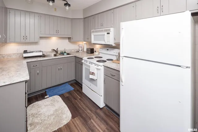 $1,999 | 3625 34th Street, Moline, IL 61265