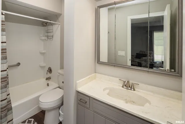 $1,999 | 3625 34th Street, Moline, IL 61265