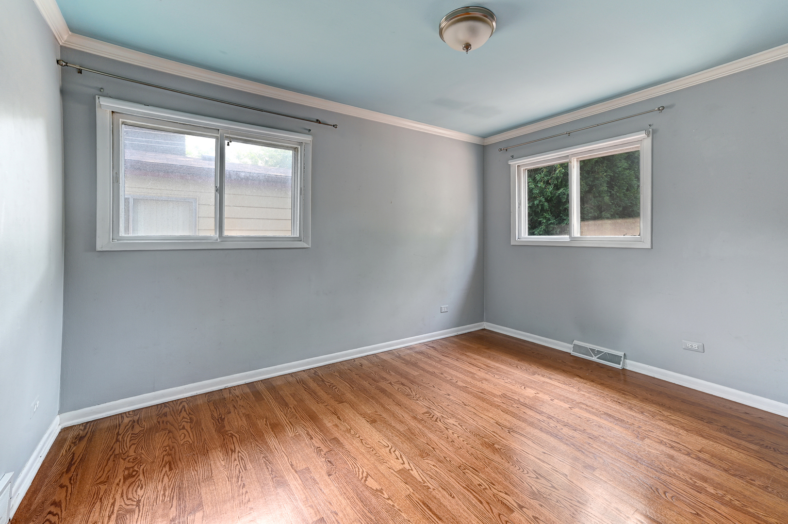 440 East Naperville Road Clarendon Hills, IL 60514 - Photo 11 of 23 an empty room that has a window