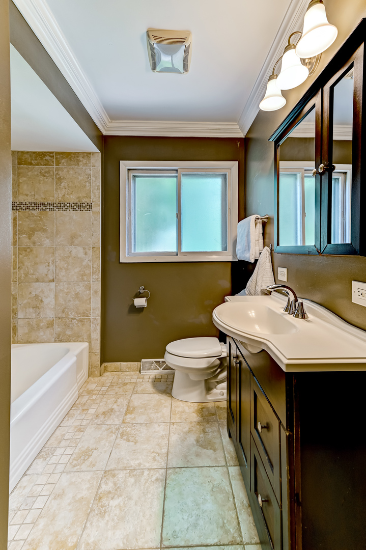 440 East Naperville Road Clarendon Hills, IL 60514 - Photo 13 of 23 a bathroom with a sink a toilet and bathtub