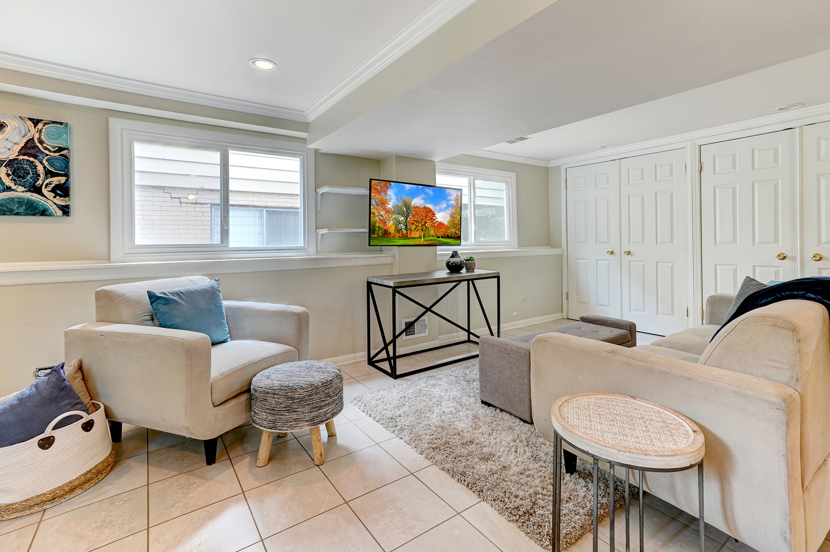 440 East Naperville Road Clarendon Hills, IL 60514 - Photo 14 of 23 a living room with furniture and a flat screen tv