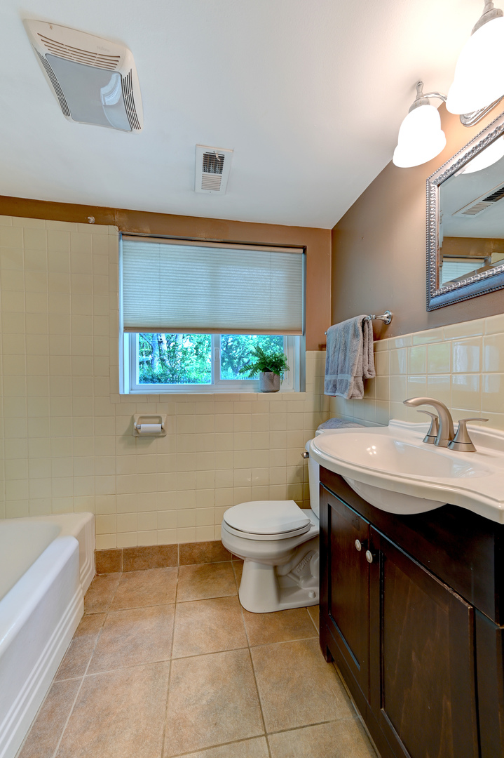 440 East Naperville Road Clarendon Hills, IL 60514 - Photo 17 of 23 a bathroom with a sink a toilet and bathtub