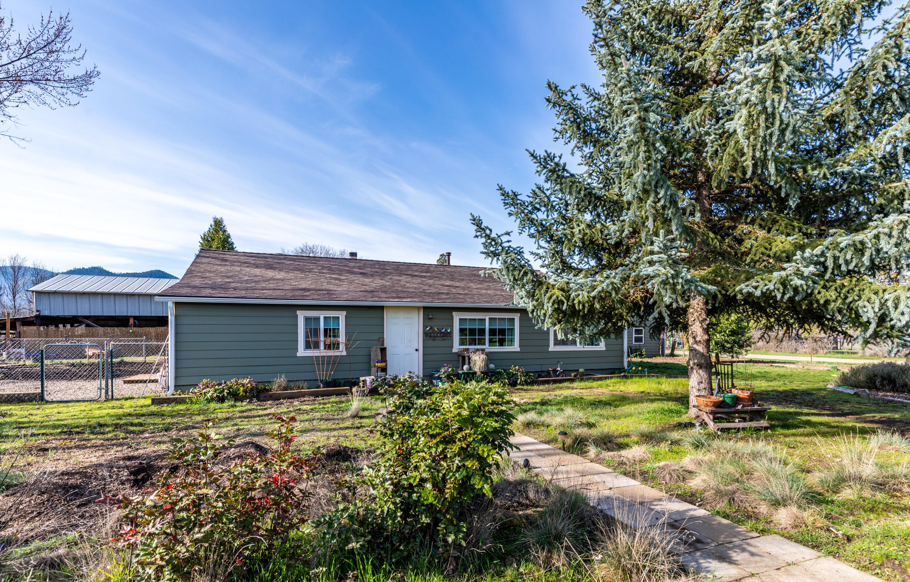 7558 Maple Lane Central Point, OR 97502 - Photo 1 of 27 001