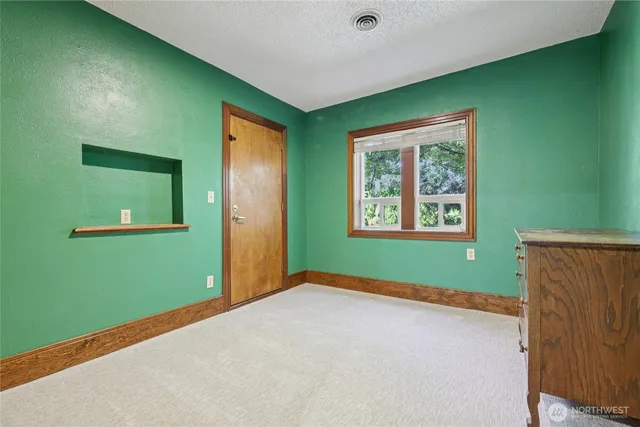 a view of empty room with window