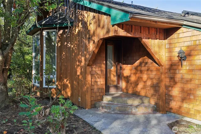 a view of a pathway of a house