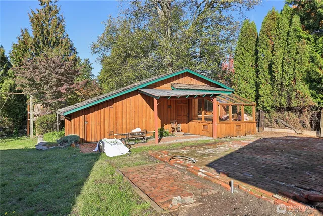a view of a house with backyard and sitting area