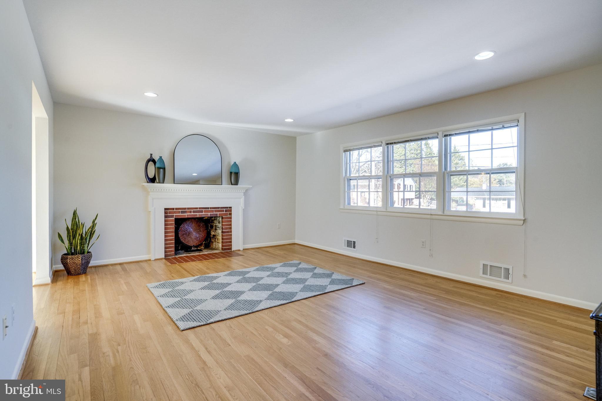 5701 Ashfield Road Alexandria, VA 22315 - Photo 8 of 51 HW Floors and Lots of light in LR